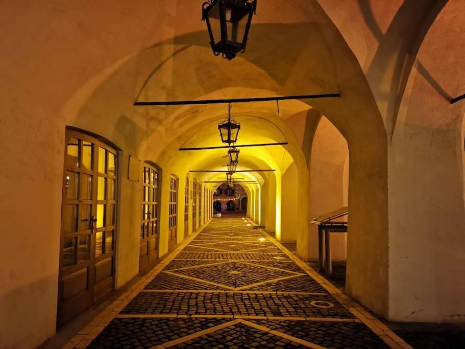 Charming Studio Ideal For Getaways Or Workations In Sibiu'S Medieval City Center ภายนอก รูปภาพ